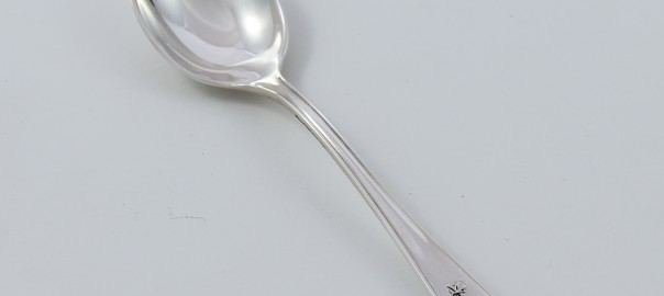 cuchara de plata para bebé